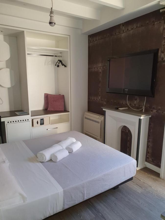Emphasis Suites & Rooms Каляри Екстериор снимка