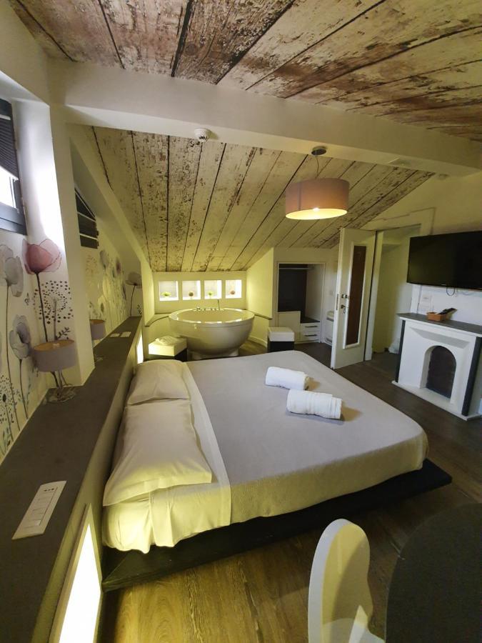 Emphasis Suites & Rooms Каляри Екстериор снимка