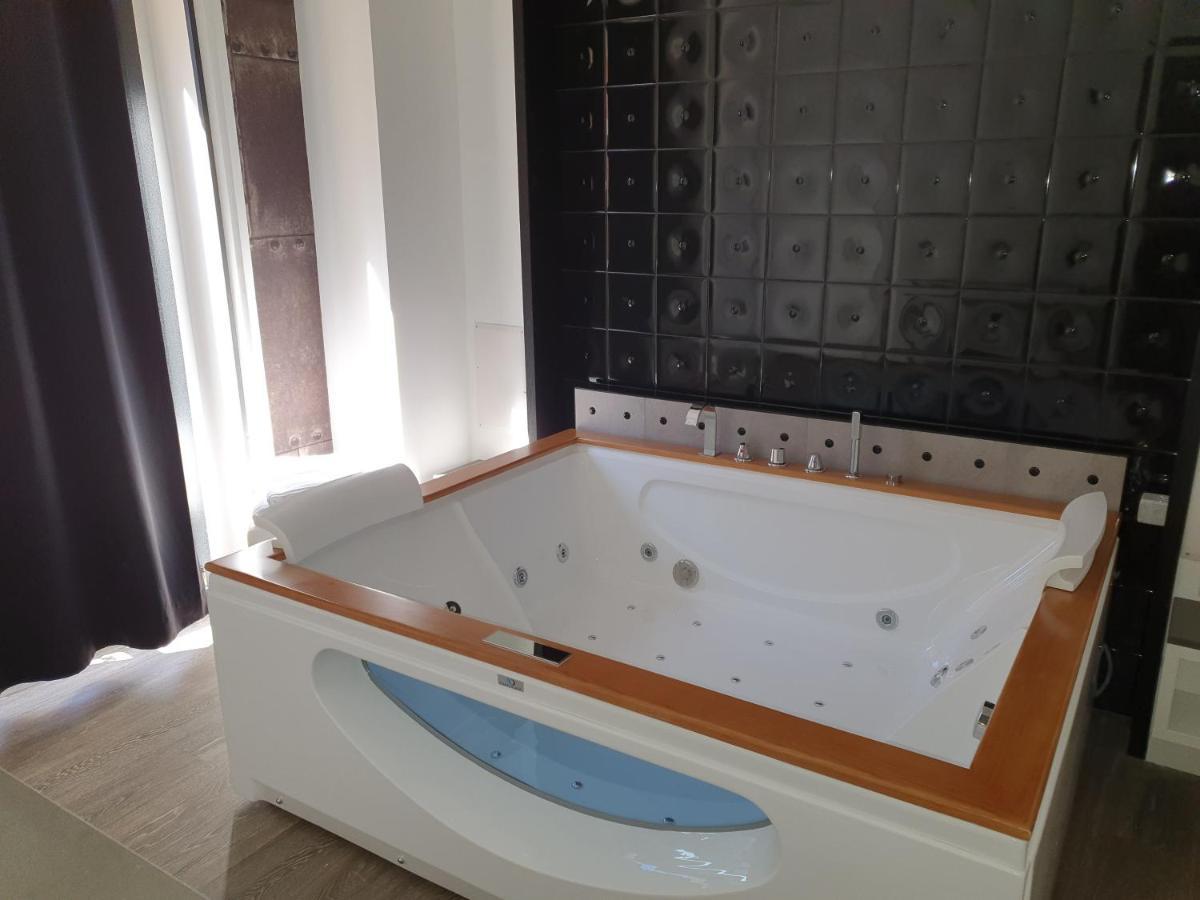 Emphasis Suites & Rooms Каляри Екстериор снимка