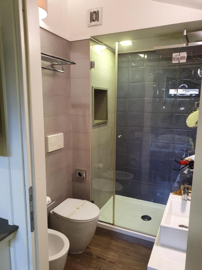 Emphasis Suites & Rooms Каляри Екстериор снимка