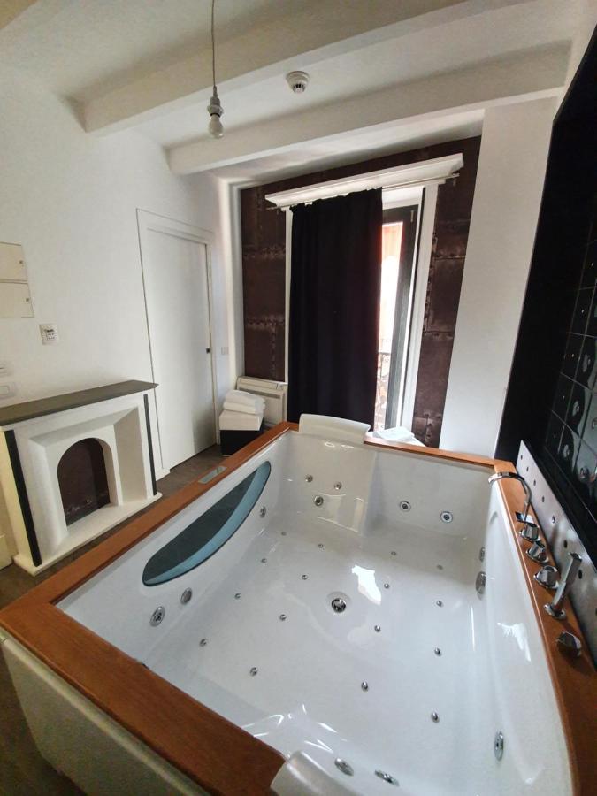 Emphasis Suites & Rooms Каляри Екстериор снимка