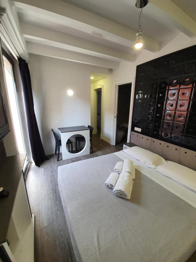 Emphasis Suites & Rooms Каляри Екстериор снимка