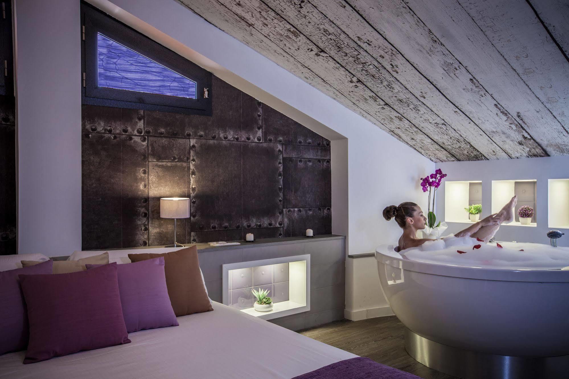 Emphasis Suites & Rooms Каляри Екстериор снимка