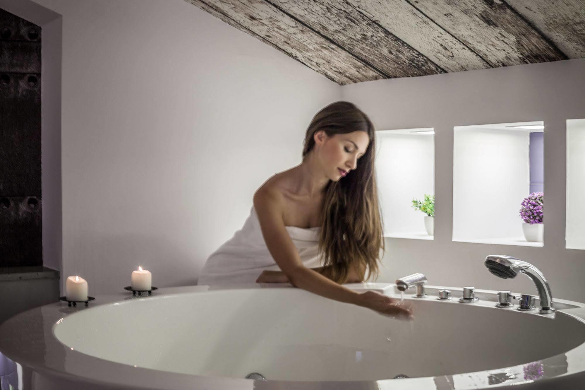 Emphasis Suites & Rooms Каляри Екстериор снимка